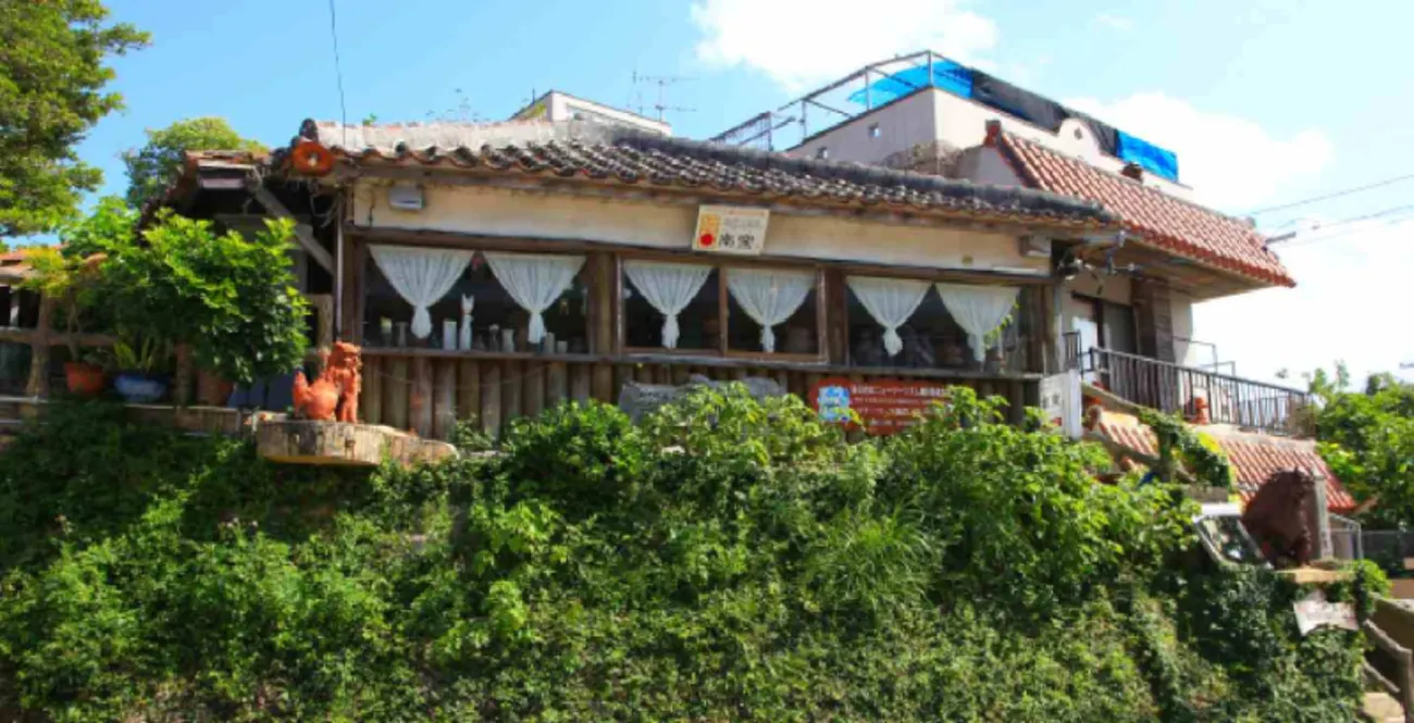Tsuboya Yachimun Dori: Il Quartiere della Ceramica Tradizionale di Okinawa